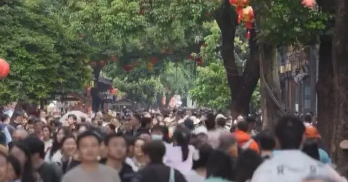 May Day holiday sees packed tourist attractions in Guizhou, Fujian