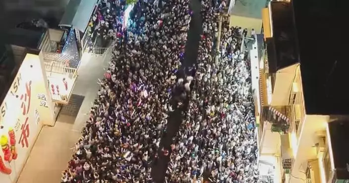 Massive crowd makes way to allow medics to treat, transport patient at music festival