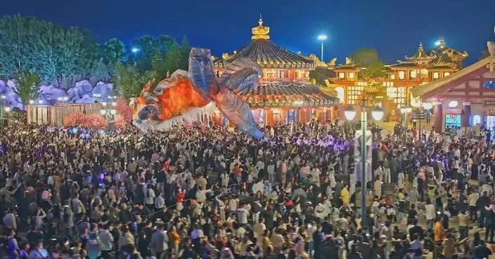 Chinese make more domestic trips, spend more money during 2026 May Day holiday