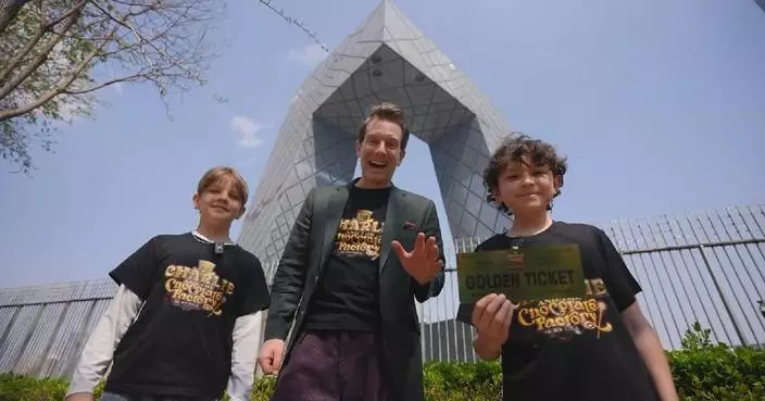 Broadway stars swap chocolate for Chinese snacks in Beijing