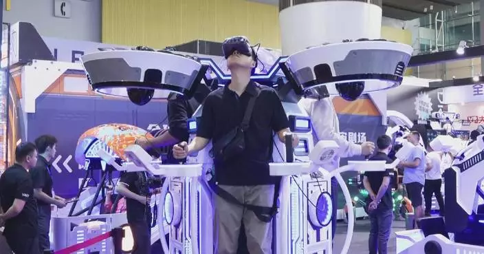 Immersive VR games wow crowds at Guangzhou tech expo