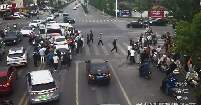 Warmhearted passersby rescue unconscious driver after sudden illness causes collision