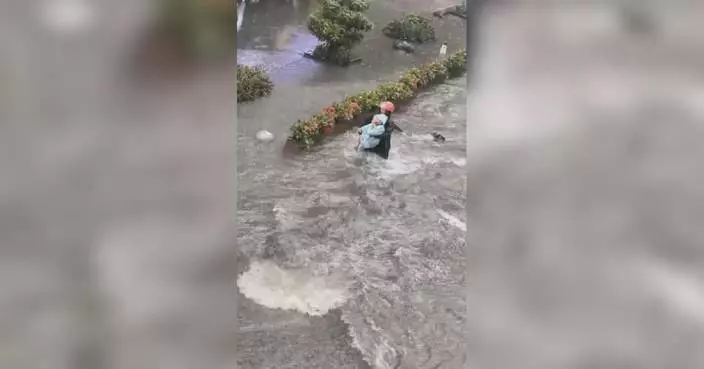 Delivery riders brave floodwaters to rescue child in Guangzhou