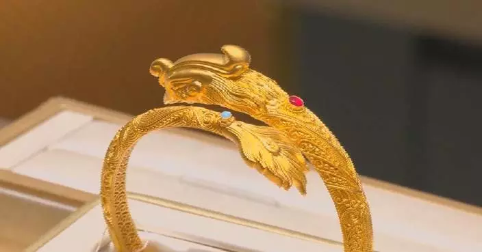Gold, silver prices slightly drop on Monday