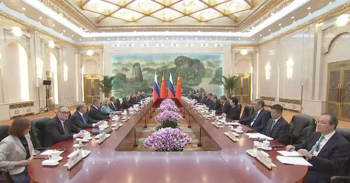 Xi holds small-group talks with Putin