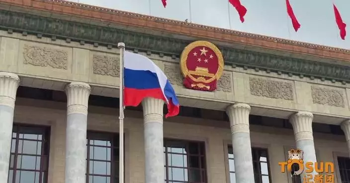 Welcoming crowd, reporters attending welcome ceremony for Putin share views on China-Russia friendship