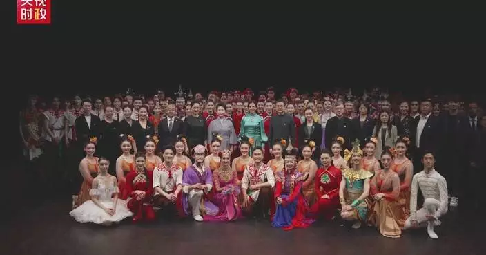 Peng Liyuan, Tamara Vucic visit Beijing dance academy