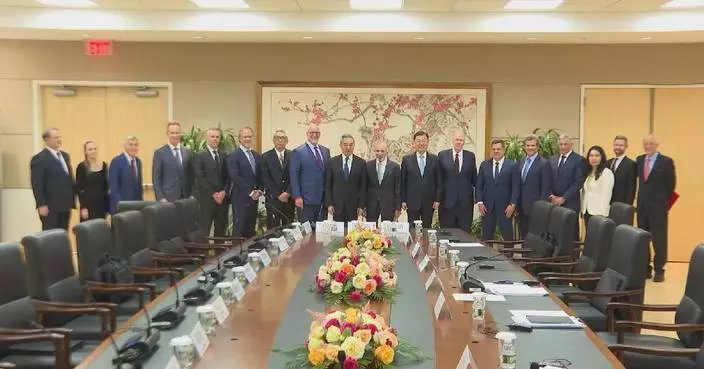 Chinese foreign minister meets with US strategic, business circles