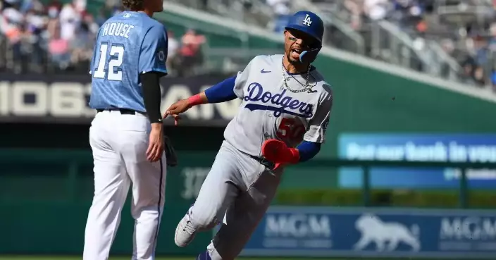 Mookie Betts returns to the Dodgers' lineup after an oblique injury