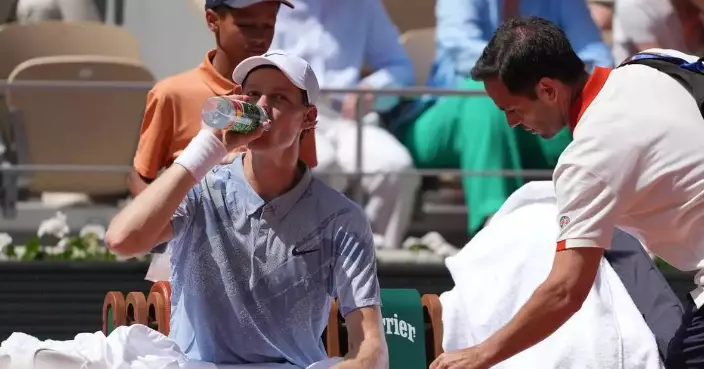 Sinner appears to be struggling with the heat in French Open second round