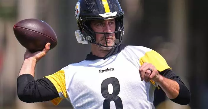Aaron Rodgers hits the practice field after signing 1-year deal to stay with the Steelers