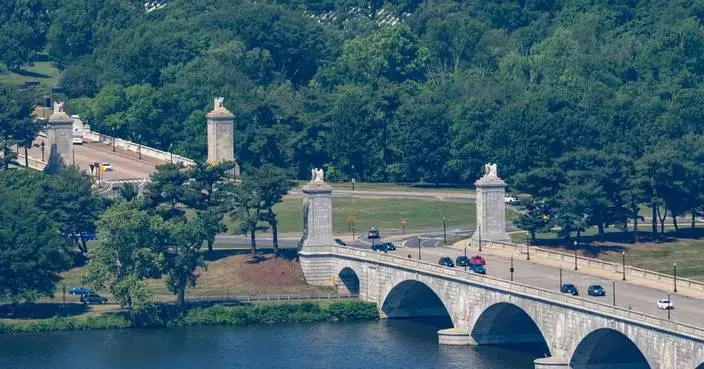 Key federal agency approves the design plan for Trump’s Washington arch