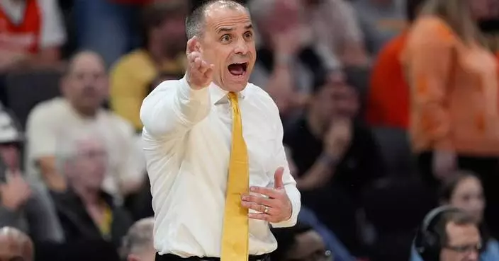 Ben McCollum signs extension through 2023 after leading Iowa to first Elite Eight since 1987