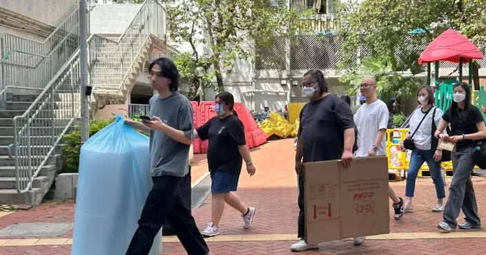 Wang Fuk Residents Return Home in Batches Again, Retrieving Pieces of Their Past