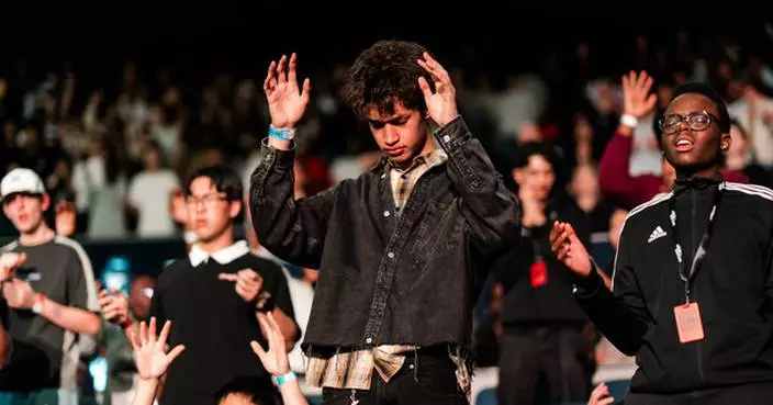 Thousands of Teenagers Gather in Perth for Prayer