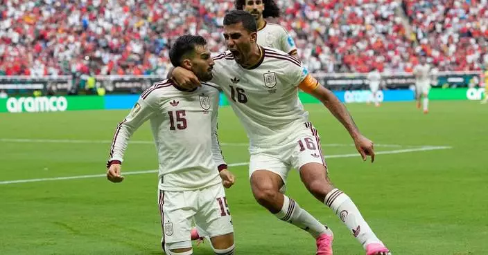 Spain wins World Cup group, beating Uruguay 1-0 as Muslera’s error sends 2-time champion home