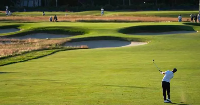 Wyndham Clark turning the US Open into a runaway. Scheffler still has hope for a slam