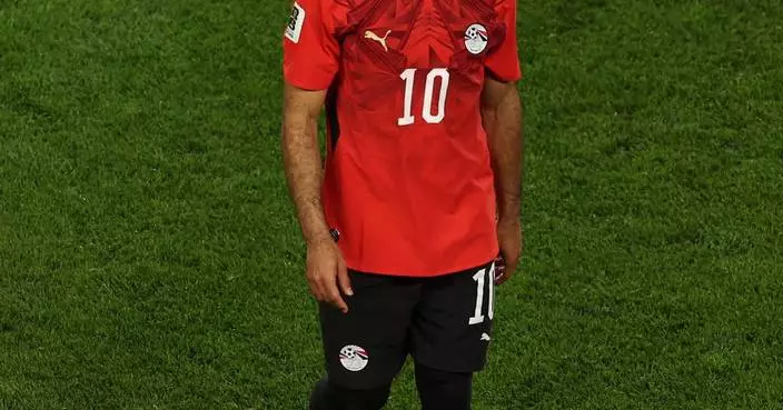 Egypt star Mohamed Salah leaves 1-1 World Cup draw with Iran due to left knee injury