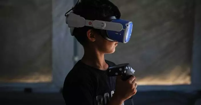 Photos of virtual reality sessions offering psychological support in Gaza