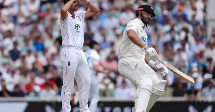 Mitchell steadies New Zealand as the lead swells to 445 against England at The Oval