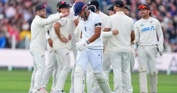New Zealand reduces England to 118-8 before bad light halts play at Lord’s