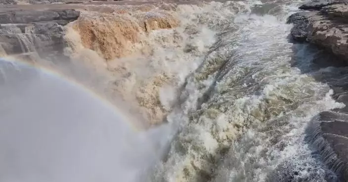 Two-tone waters appear at Hukou Waterfall in northern China