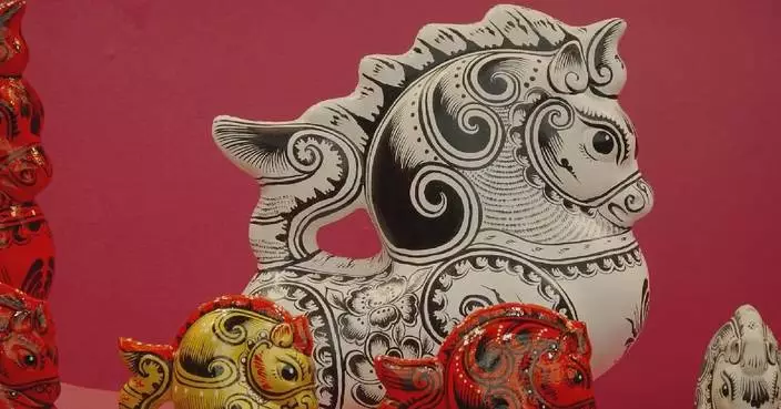 Giant Swedish Dala horse bridges China-Sweden cultural exchanges