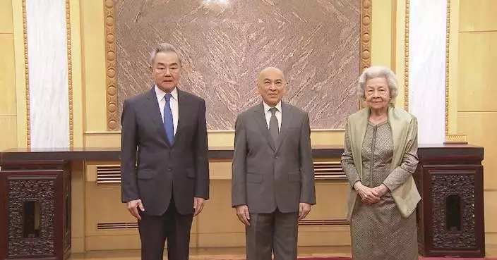 Chinese FM visits Cambodian King, Queen Mother