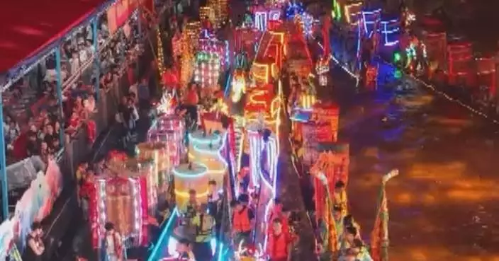 Dragon boat parade lights up night sky in Foshan City