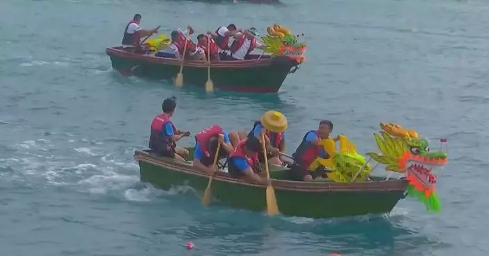 Roaring dragon boat racing brings festival fever to China's southernmost city