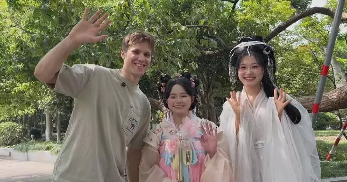 Russian young man experiences Chinese heritage in Duanwu Festival