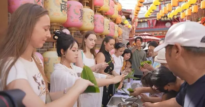 Foreigners in China experience Duanwu Festival customs