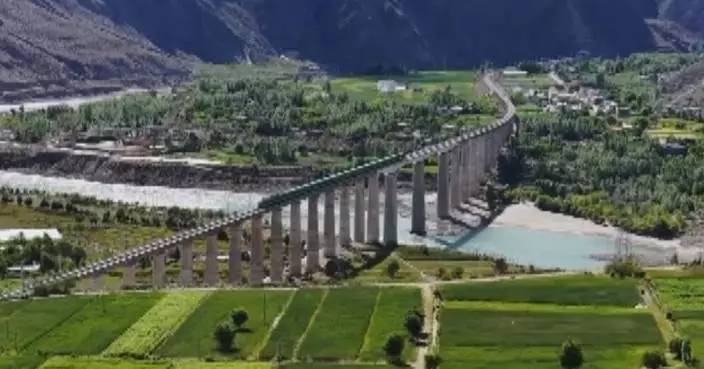Fuxing trains transform travel on Xizang's Lhasa-Nyingchi Railway
