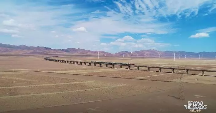 World's highest railway serves as bridge connecting far western region of China