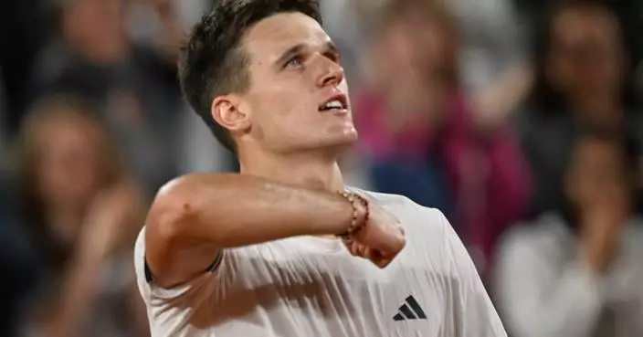 Jakub Mensik goes from cramps and wheelchair to a spot in the French Open semifinals