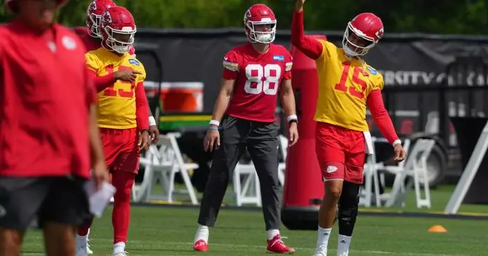 Chiefs lock in Patrick Mahomes through 2033 with a $504.75M reworked deal, AP source says
