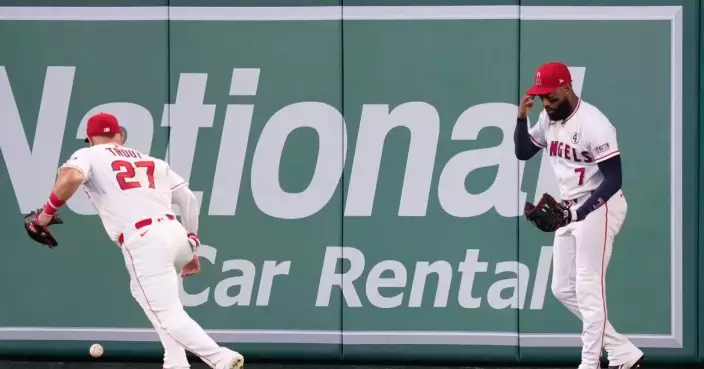 Angels outfielder Jo Adell misplays flyball into home run off his head, much like Canseco in 1993