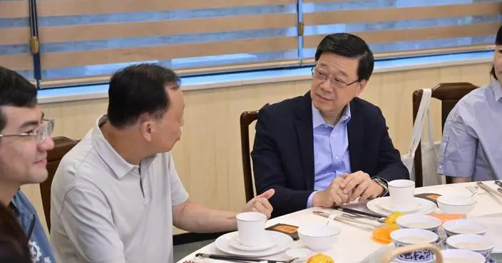 John Lee Visits Fujian: Engages with Retired Hong Kong Seniors and Explores New Energy Innovations