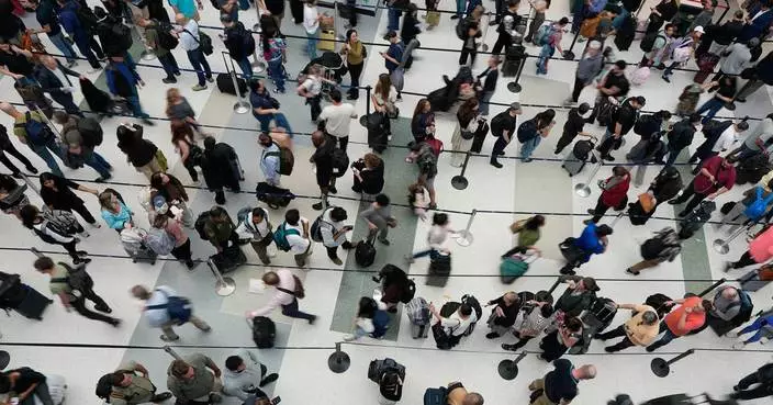 Man in Texas is accused of using a fake boarding pass to get on a United flight to Los Angeles