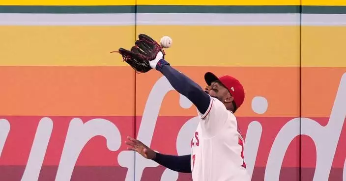 Angels outfielder Jo Adell misplays flyball into home run off his head, much like Canseco in 1993