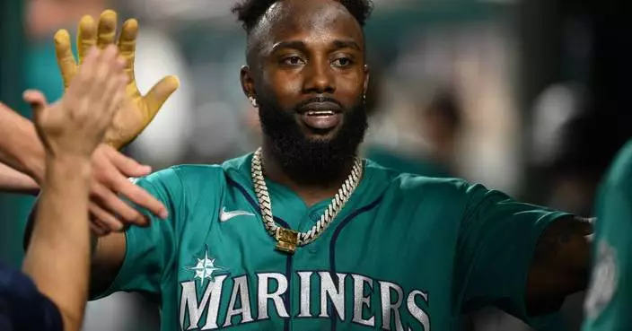 Mariners outfielder Randy Arozarena leaves with apparent leg injury