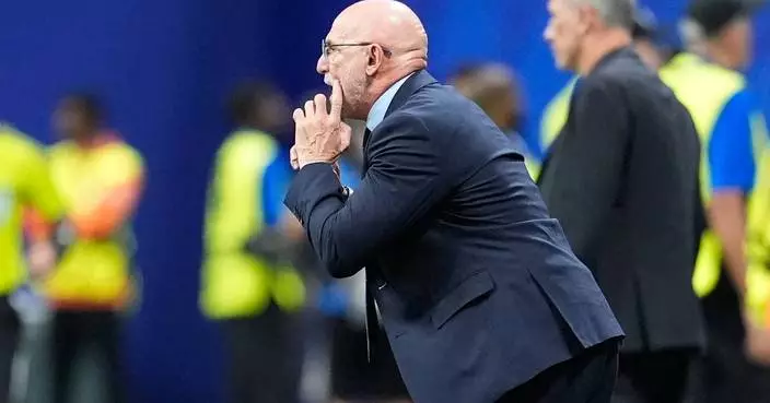 Spain's Luis de la Fuente reconnects with Uruguay coach Marcelo Bielsa at the World Cup