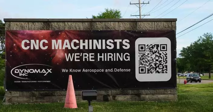 U.S. filings for unemployment benefits fall to 226,000 last week as layoffs remain historically low
