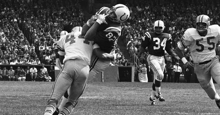 Raymond Berry, Hall of Fame wide receiver and Patriots coach, dies at the age of 93