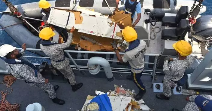 Pakistani rescuers battle rough seas on 2nd day of search for cargo plane crew