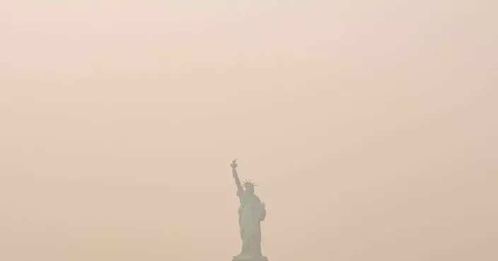 Heavy smoke from wildfires is darkening skies from the US Midwest to the East Coast, in photos