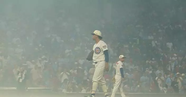 Cubs fans sing `Take Me Home, Country Roads' during fog delay at Wrigley Field