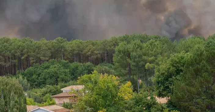 Wildfire spreads near popular French tourist town as thousands are evacuated