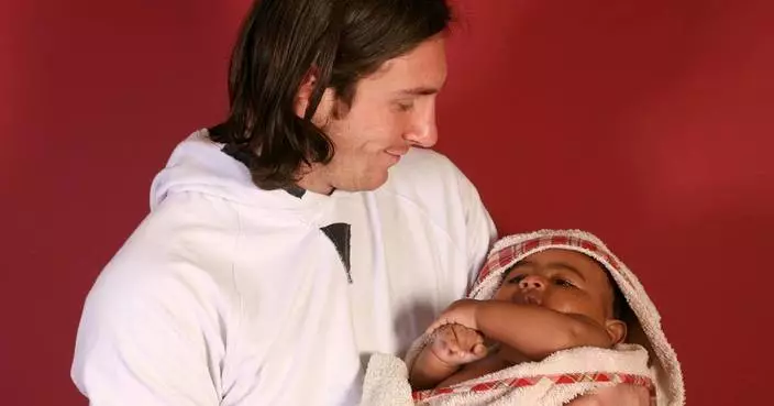 Topps to release a trading card of the photo of a young Messi holding infant Lamine Yamal
