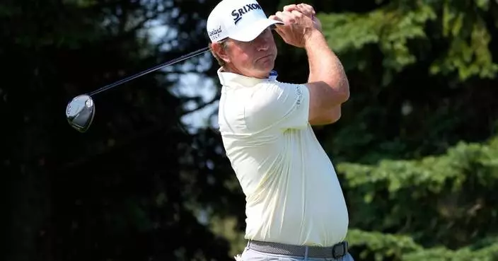 Lucas Glover removes shoes at 3M after complaints about spike marks on the greens